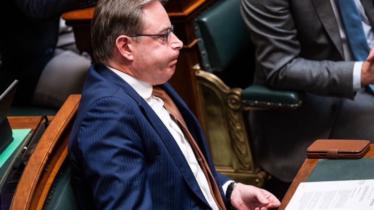 La revue de presse : 80 millions d'euros et beaucoup de bruit, ça fait cher le chameau qui pue