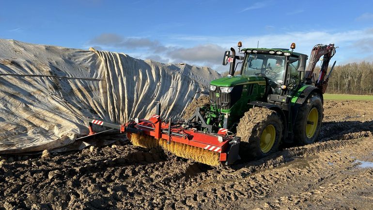 Que cachent ces monticules recouverts de bâches dans nos champs ? Que cachent ces monticules recouverts de bâches dans nos champs ?