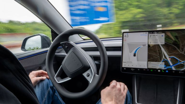 Les voitures Tesla pourront conduire de manière autonome en Belgique : la Flandre donne son feu vert et tord le bras à la Wallonie