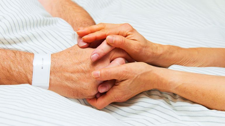 Maladies neurodégénératives : faut-il élargir les critères d'accès à l'euthanasie ?