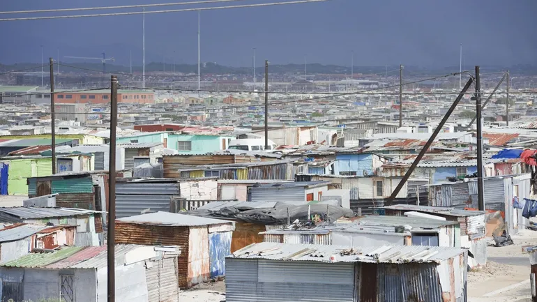 À Mitchell’s Plain, l’un des plus grands cantons d’Afrique du Sud, dans la vaste plaine des Cape Flats, les jeunes qui vivent dans les petites cabanes en tôle sont parfois recrutés très tôt par les gangs.