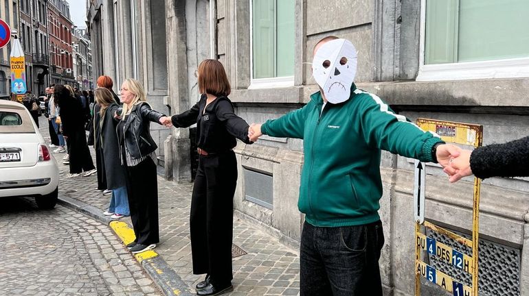 Liège : plusieurs centaines d'enseignants et étudiants forment "une chaîne humaine" contre la réforme de l’enseignement