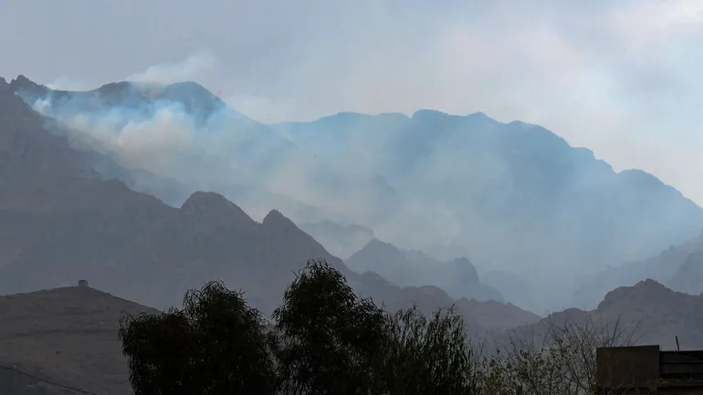 De la fumée s’élève après des frappes aériennes pakistanaises ce 27 février près de Shamshad Ghar, une base militaire afghane située à la frontière entre l’Afghanistan et le Pakistan.