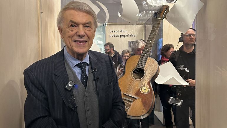 Adamo découvre l’exposition dédiée à sa jeunesse à Jemappes