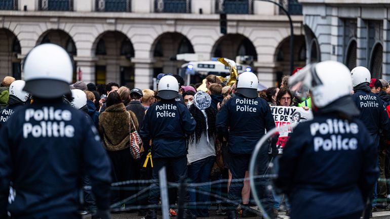 De nouveaux incidents à Bruxelles ce vendredi en marge du vote du décret-programme : l'intervention policière contestée