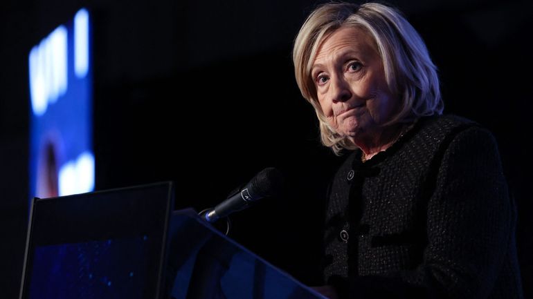 "Publiez ces dossiers, ils traînent" : aux Etats-Unis, Hillary Clinton dénonce une "dissimulation" de Donald Trump dans l'affaire Epstein