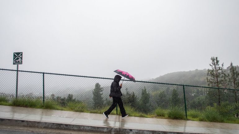 Vents violents et pluies torrentielles font au moins trois morts en Californie