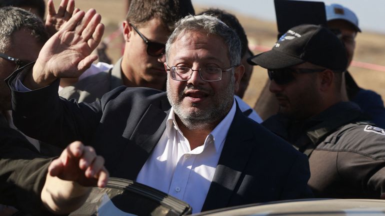 Guerre au Proche-Orient : le ministre israélien d’extrême-droite Itamar Ben Gvir se met en scène devant une rangée de prisonniers palestiniens Guerre au Proche-Orient : le ministre israélien d’extrême-droite Itamar Ben Gvir se met en scène devant une rangée de prisonniers palestiniens