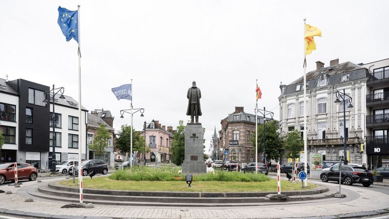 La statue de Léopold II, vandalisée en 2025, restaurée à Namur : un panneau explicatif apposé à proximité
