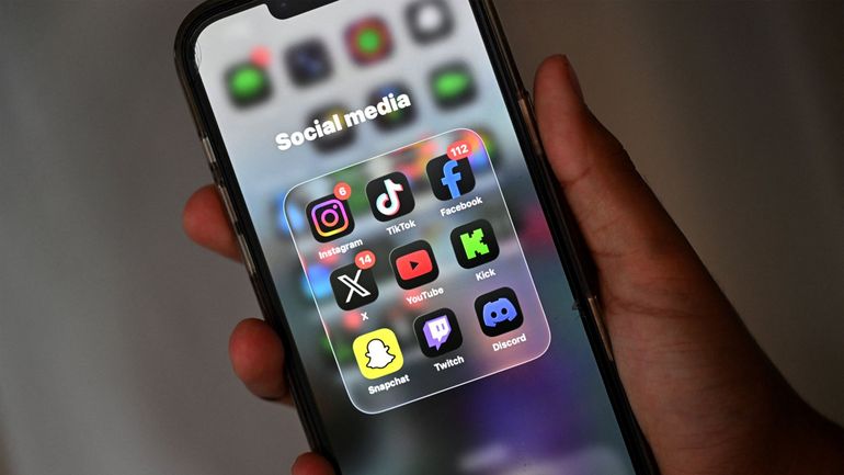 La France interdit les réseaux sociaux aux moins de 15 ans, une première en Europe