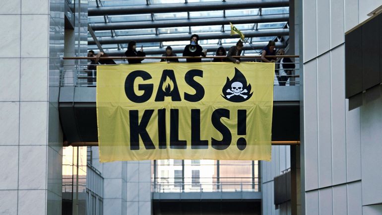 Extinction Rebellion déploie une bannière "Gas kills" à l'intérieur du Parlement européen