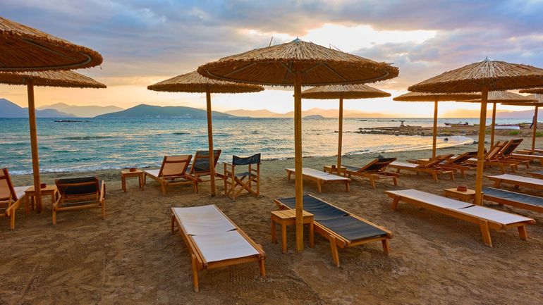 Bars, transats, cabines et concessions : le business de la plage vaut des milliards en Europe