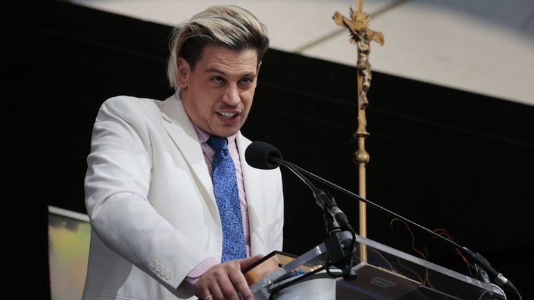 Un influenceur britannique d'extrême droite, ex-soutien de Trump, arrêté par l'ICE