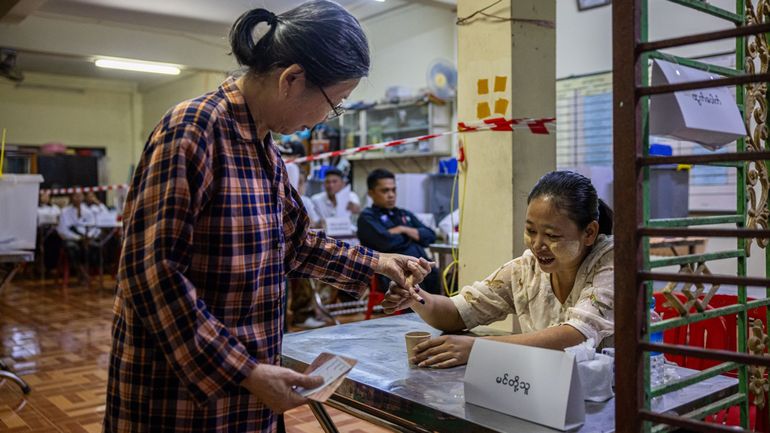 Birmanie : ouverture des bureaux de vote pour les législatives organisées par la junte cinq ans après avoir renversé le gouvernement