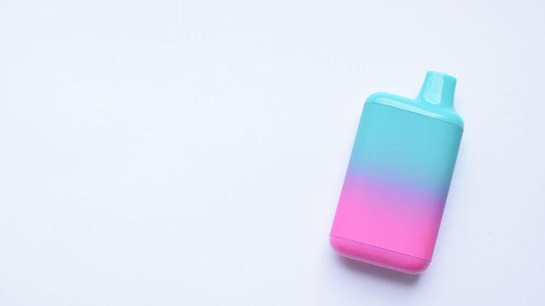 La minute insolite : il assemble une batterie domestique à l’aide de 500 cigarettes électroniques jetables