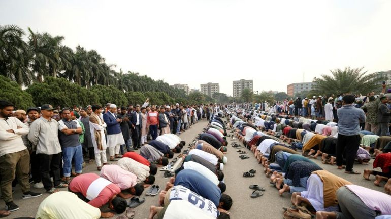 Bangladesh : des dizaines de milliers de personnes aux funérailles du leader étudiant Sharif Osman Hadi Bangladesh : des dizaines de milliers de personnes aux funérailles du leader étudiant Sharif Osman Hadi