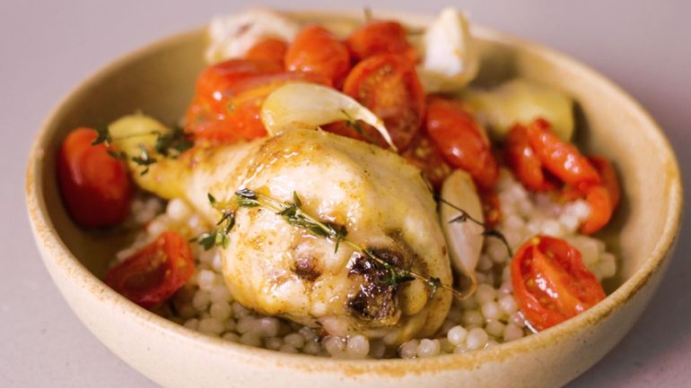 La recette de Carlo De Pascale : pilons de poulet, tomates cerises confites et couscous perlé