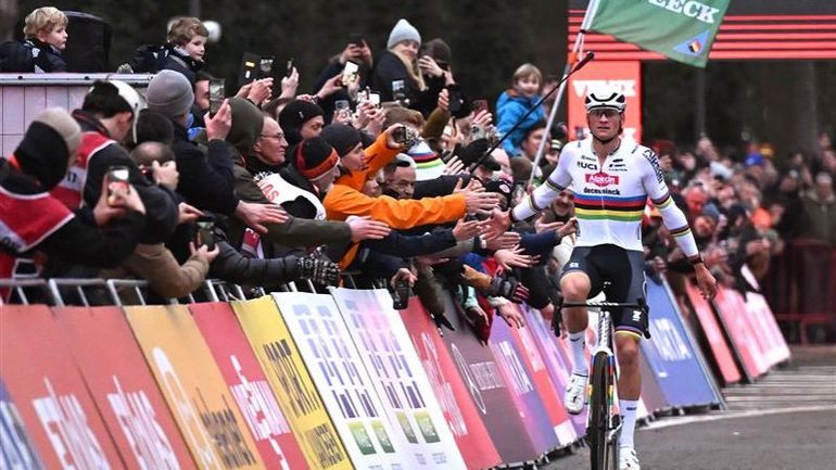 Cyclocross : Mathieu Van der Poel fait la loi à Anvers, Wout van Aert pas verni pour son retour dans les labourés Cyclocross : Mathieu Van der Poel fait la loi à Anvers, Wout van Aert pas verni pour son retour dans les labourés