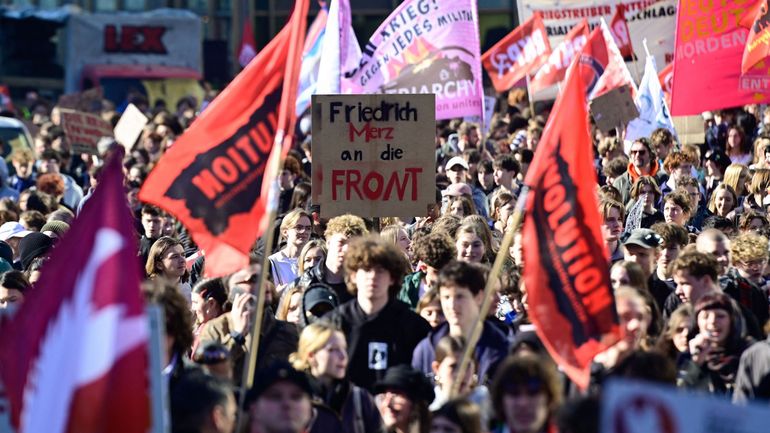 "Friedrich Merz au front": des milliers de jeunes manifestent en Allemagne contre la conscription