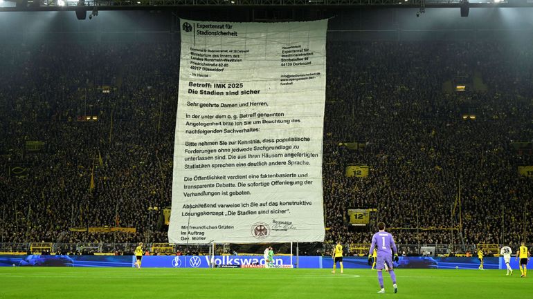 Le tifo génial en forme de "lettre géante" des supporters de Dortmund