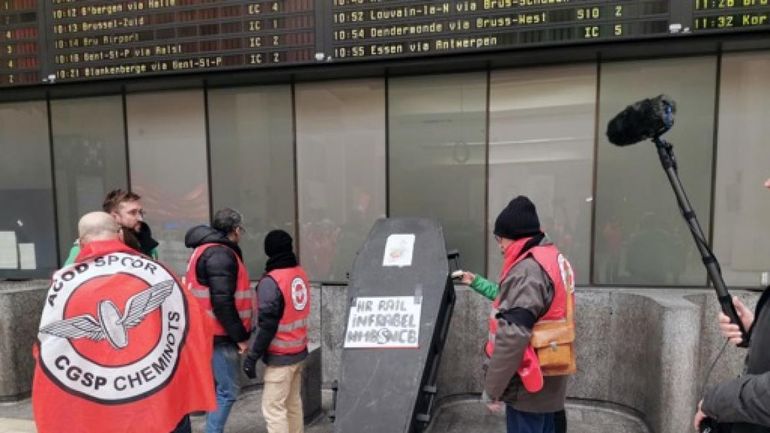 Les cheminots organisent une "mise en bière" symbolique des chemins de fer