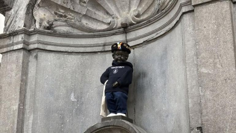 Le Manneken-Pis reçoit un costume d’étudiant de l’UCLouvain à Bruxelles
