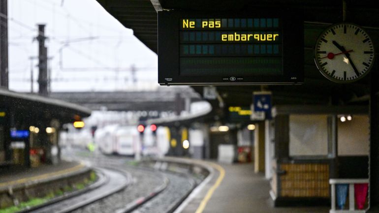 Grève nationale : après l'accord budgétaire fédéral, la grève "plus que jamais d'actualité" selon les syndicats (revoir notre direct) Grève nationale : après l'accord budgétaire fédéral, la grève "plus que jamais d'actualité" selon les syndicats (revoir notre direct)