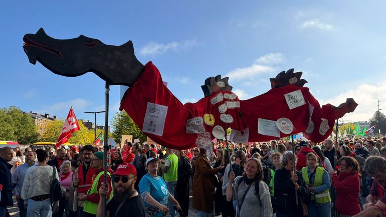 Enseignement : des milliers de manifestants devant la gare des Guillemins