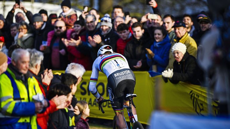 Après les crachats et la bière, la fumée : Van der Poel à nouveau pris pour cible à Hofstade