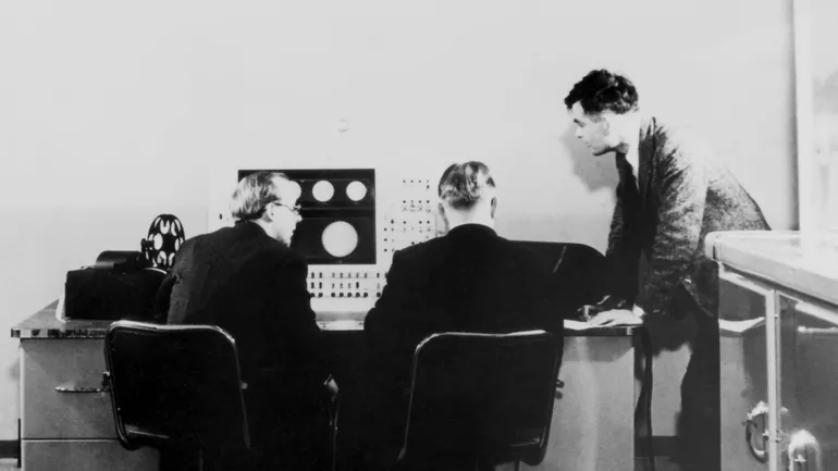 Royaume-Uni, 1951 : le mathématicien Alan Turing avec ses collègues. Il est un des pionniers de l'intelligence artificielle.