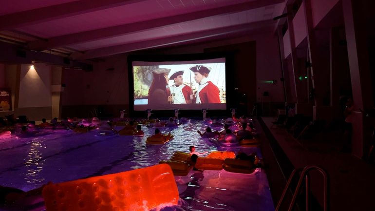 Regarder un film à la piscine ? La première séance d'aquacinéma a eu lieu à Farciennes