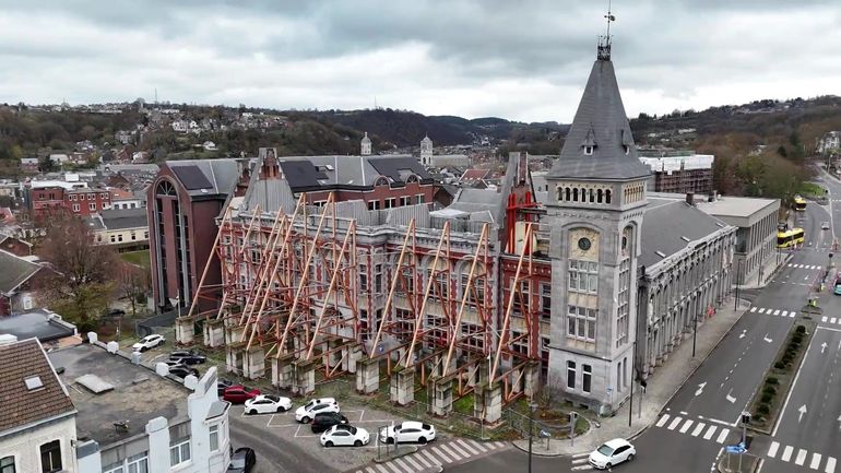 Fientes de pigeons, matériel abandonné, scotch sur les fenêtres : le ras-le-bol face au Palais de justice de Verviers qui tombe en ruine