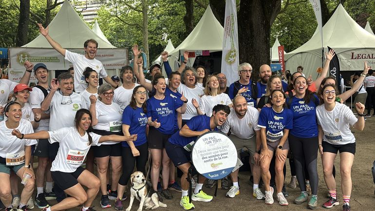 "Un pas, un toit !" : un travailleur du CHU Saint-Pierre relie Liège à Bruxelles et termine son parcours solidaire avec les 20 km de Bruxelles