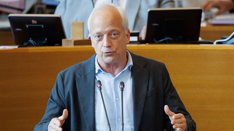 "C'est comme si on avait des sortes de complotistes au sein du gouvernement" : Yves Coppieters flingue Theo Francken dans une interview