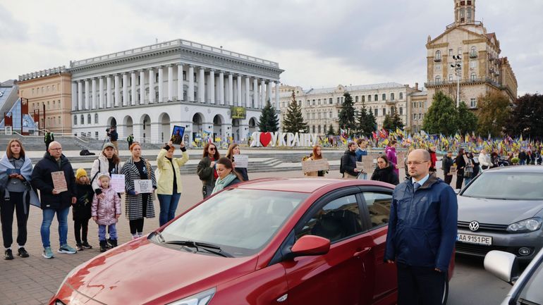 Ukraine : lors de la minute de silence quotidienne, "les passants se figent, les voitures s'arrêtent" témoigne Aude Merlin