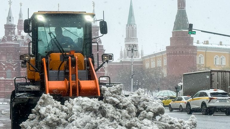 Vols annulés et arbres déracinés : Moscou prise dans une tempête de neige tardive