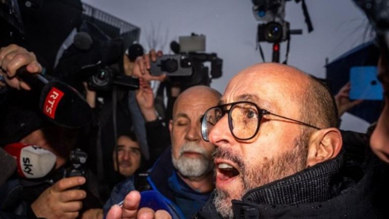 Incendie dans un bar à Crans-Montana : les époux Moretti pris à partie et insultés par des proches de victimes