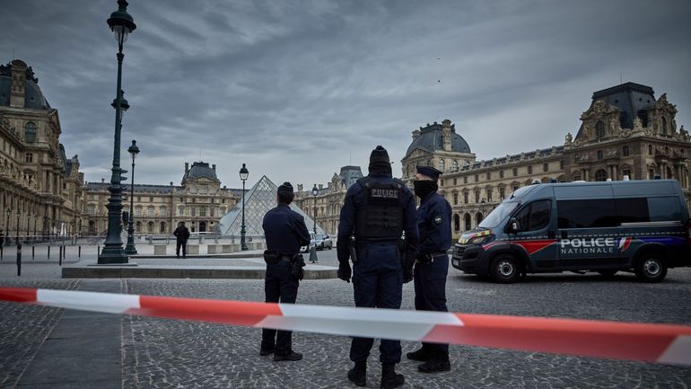 Après le cambriolage du Louvre, certains bijoux rescapés mis à l’abri à la Banque de France Après le cambriolage du Louvre, certains bijoux rescapés mis à l’abri à la Banque de France