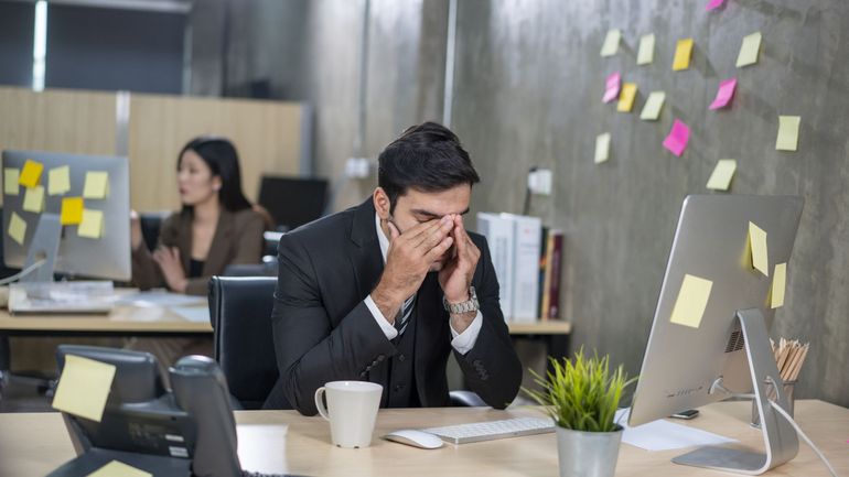 Deux Belges sur trois travaillent lorsqu’ils sont malades : une attitude qui peut être négative tant pour le travailleur que l’employeur Deux Belges sur trois travaillent lorsqu’ils sont malades : une attitude qui peut être négative tant pour le travailleur que l’employeur