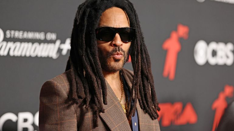 Lenny Kravitz : une fan lui arrache quatre dreadlocks lors d'un concert en Australie Lenny Kravitz : une fan lui arrache quatre dreadlocks lors d'un concert en Australie