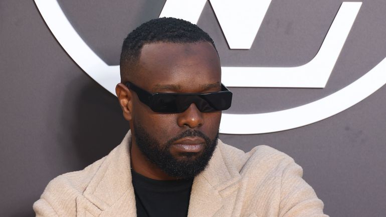Le chanteur Gims crée la surprise en apparaissant sans lunettes