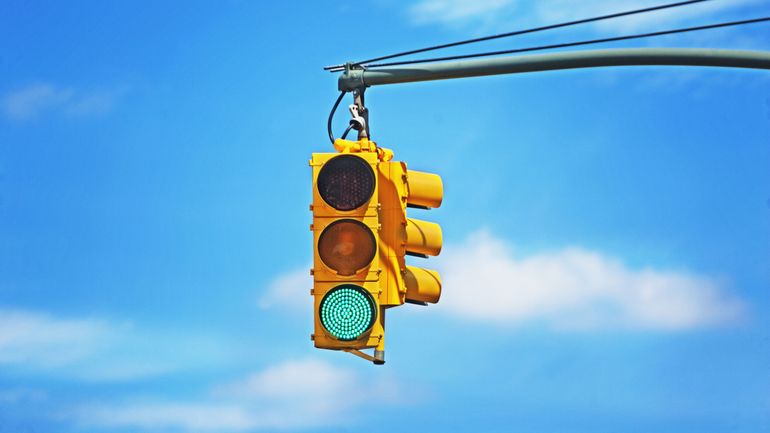 La minute insolite : les États-Unis ajoutent un feu de circulation bleu, pour aider les forces de l’ordre