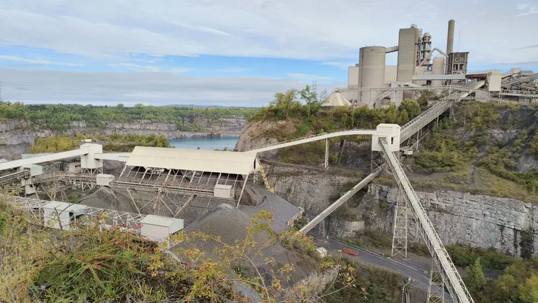Le début de la promenade offre un point de vue spectaculaire sur la cimenterie CCB et la carrière.