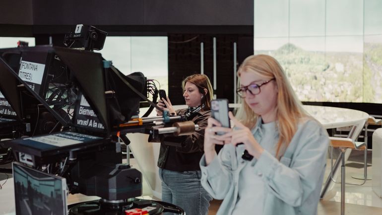 Modérer l’info, tenir le choc et garder le lien : le travail discret des social éditrices de la RTBF