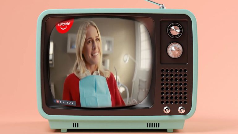 Dentifrice, actrice et blouse blanche : la publicité Colgate Total joue-t-elle avec les limites ?