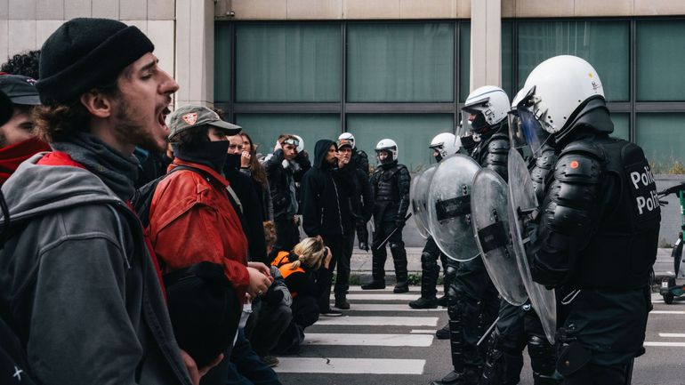 La revue de presse : 1 an de gouvernement, 1 an de contestation sociale