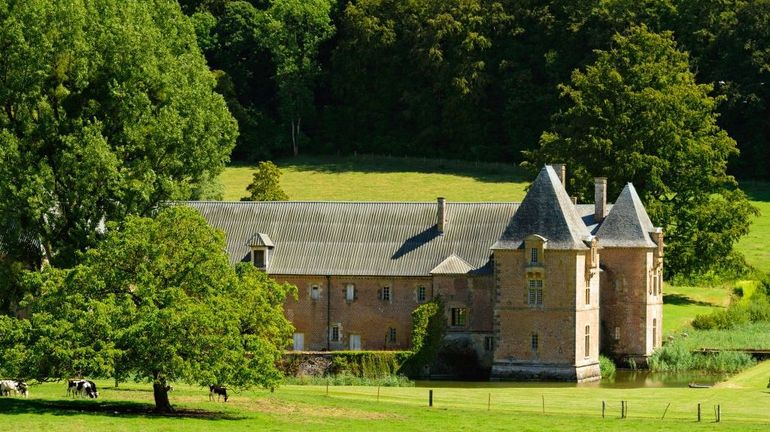 France : l'ancien monastère classé de la chartreuse du Mont-Dieu, dans le département des Ardennes, détruit par les flammes