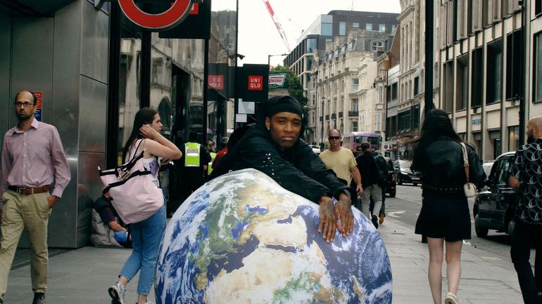 Vol sous hypnose : Rejjie Snow transforme un pickpocket en single avec Miso Extra