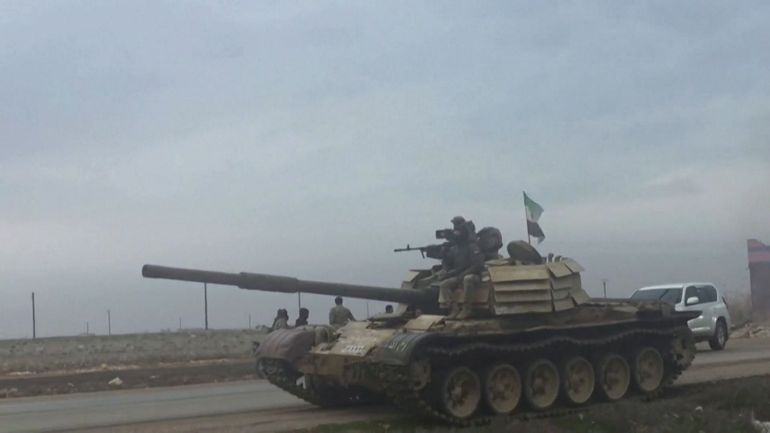 Syrie : l'armée syrienne annonce contrôler la ville de Deir Hafer, après le retrait des Kurdes