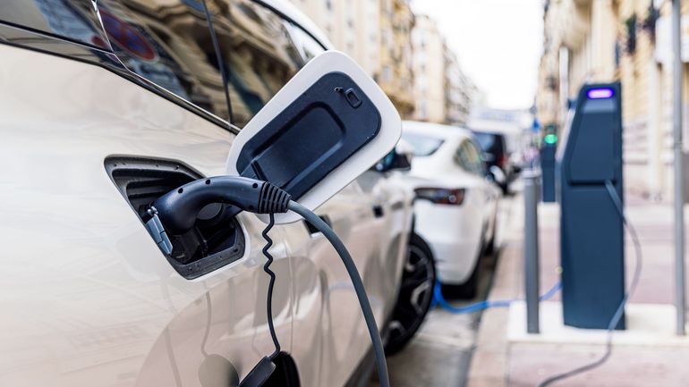 Face au choc pétrolier, la voiture électrique s'impose comme bouclier économique